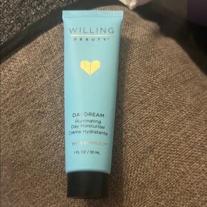Daydream Illuminating Moisturizer - Blue